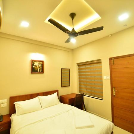 Hotel Priya Kottakkal Buitenkant foto