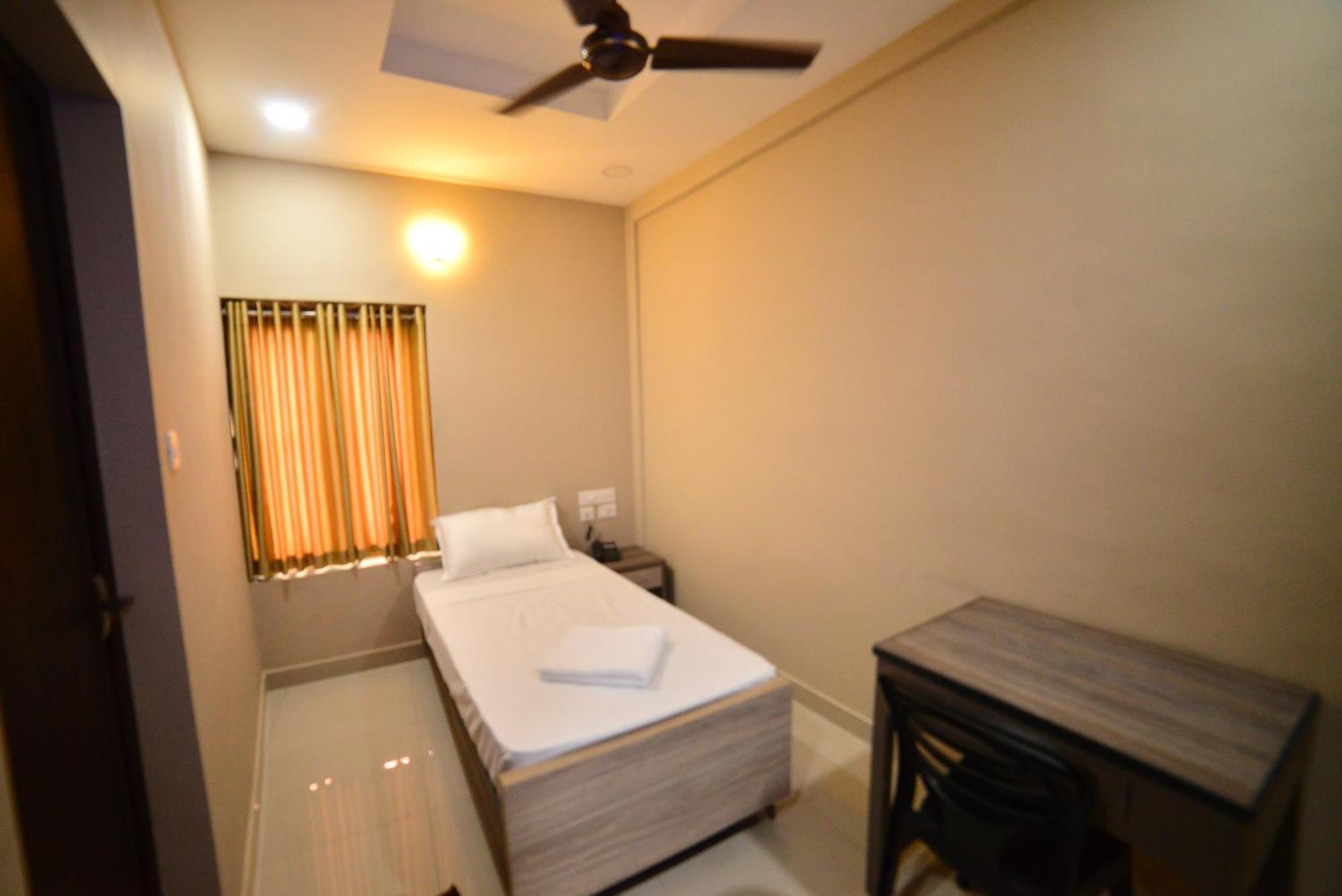 Hotel Priya Kottakkal Buitenkant foto