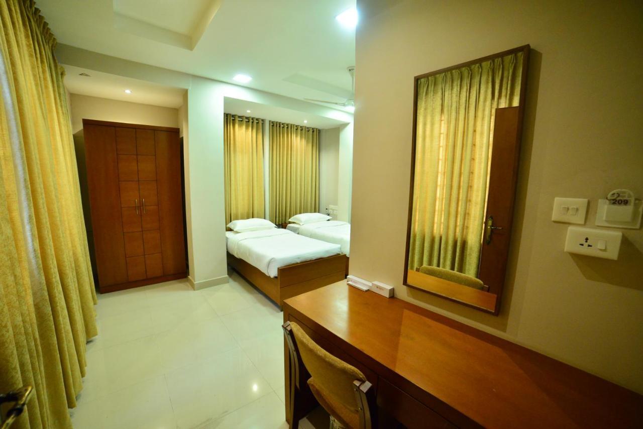 Hotel Priya Kottakkal Buitenkant foto