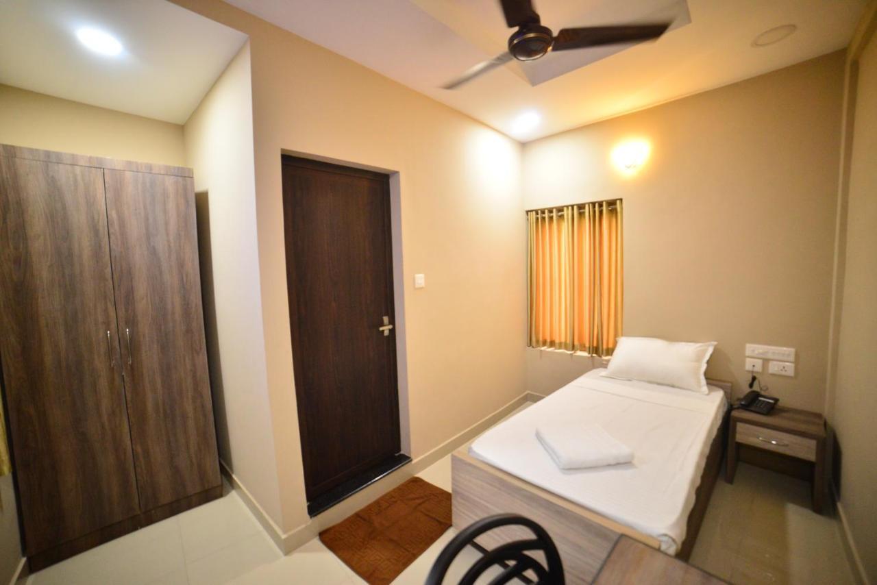 Hotel Priya Kottakkal Buitenkant foto