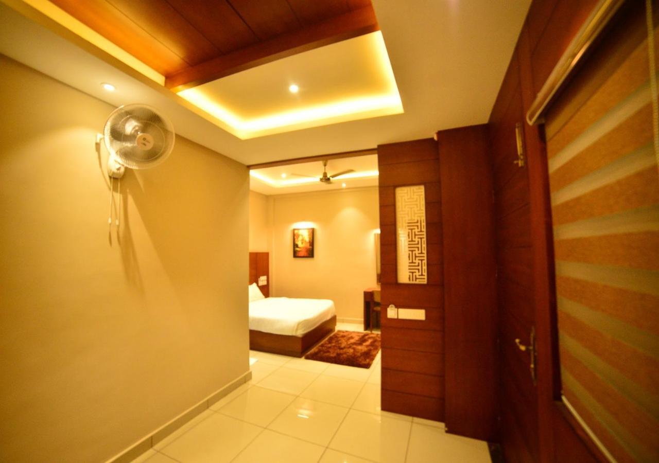 Hotel Priya Kottakkal Buitenkant foto