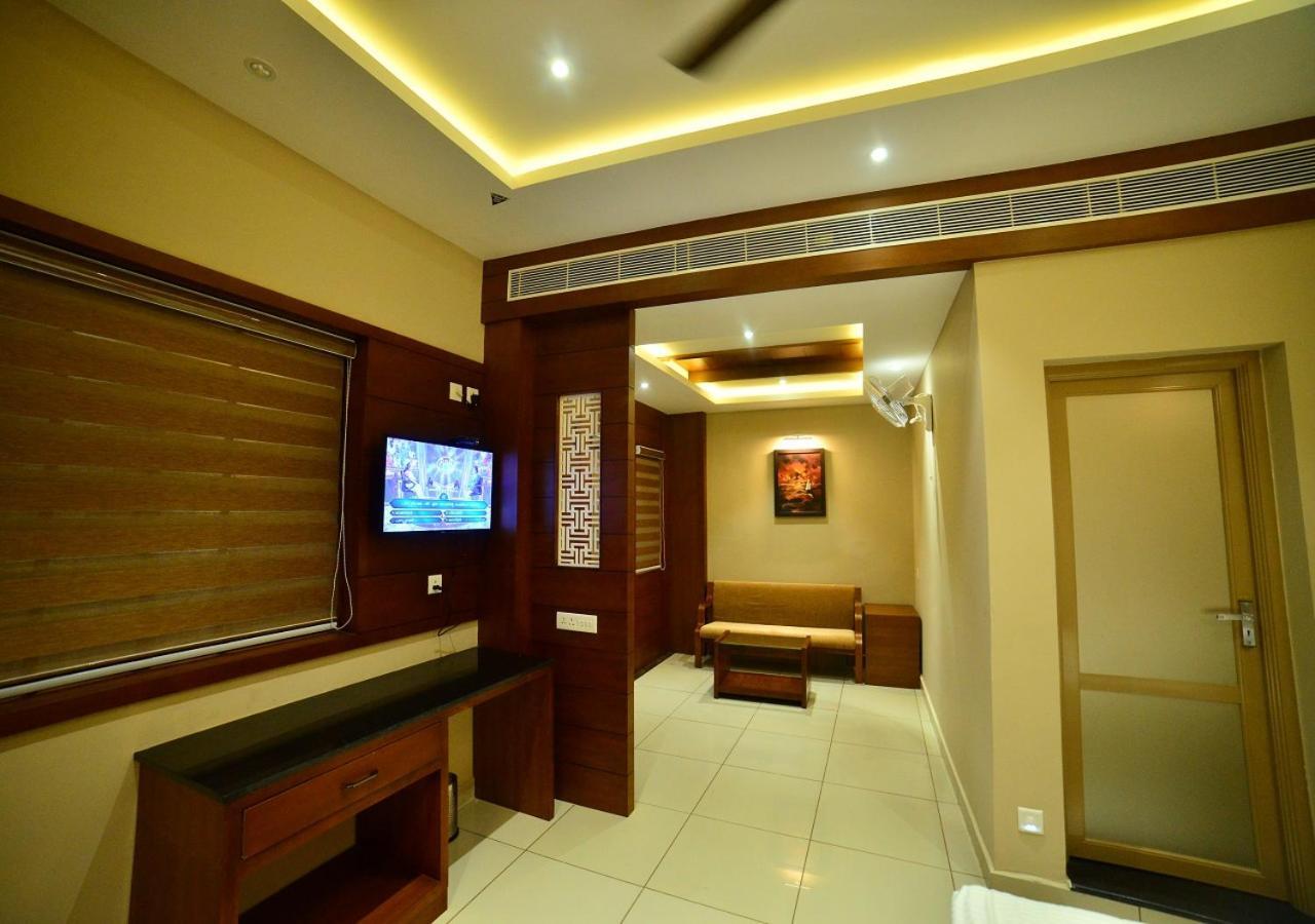 Hotel Priya Kottakkal Buitenkant foto
