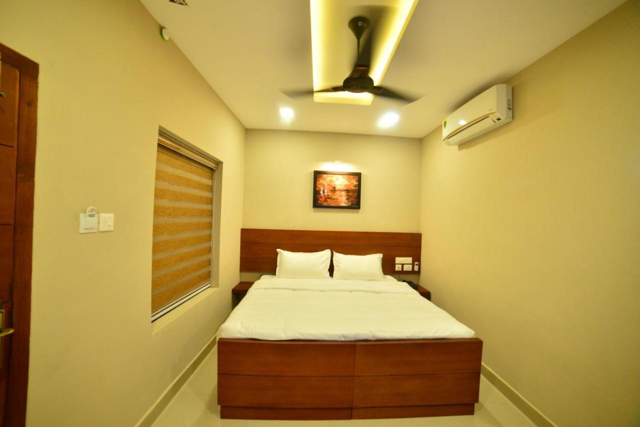 Hotel Priya Kottakkal Buitenkant foto