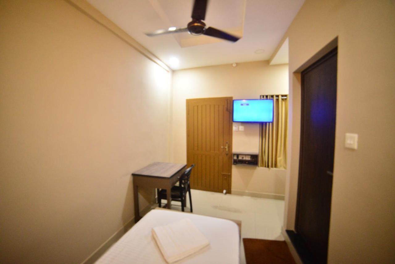 Hotel Priya Kottakkal Buitenkant foto
